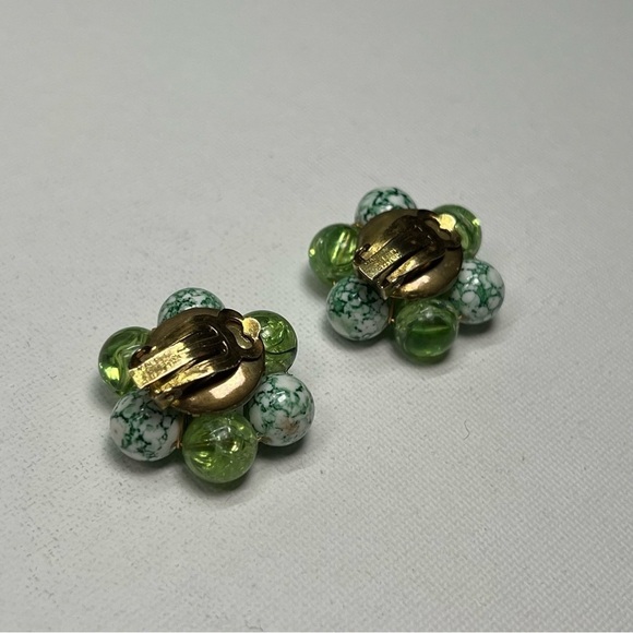 VINTAGE Green and White Beaded Cluster Clip On Earrings - Picture 5 of 9